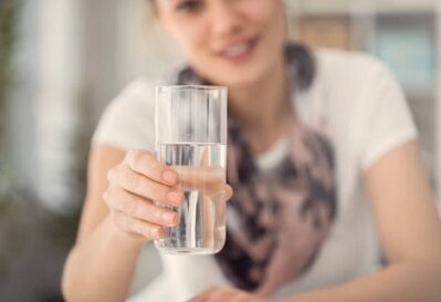 ¿Tomar agua hace bajar de peso?