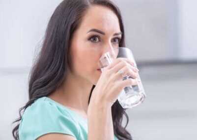 ¿Es necesario tomar agua para bajar de peso?